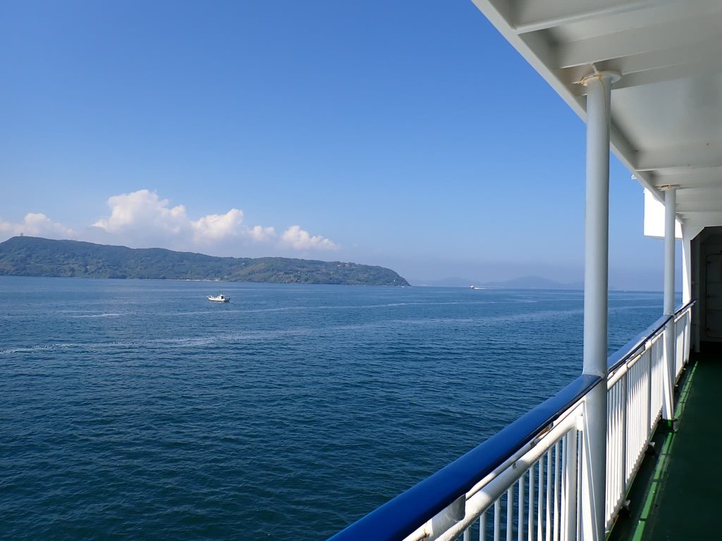 壱岐へ向かうフェリーのデッキから眺めた青い海と島の風景