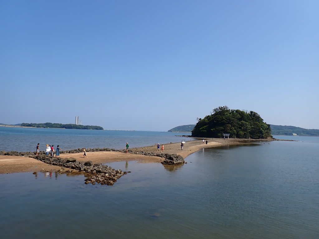 干潮時に現れた参道を歩いて渡る壱岐の小島神社の風景
