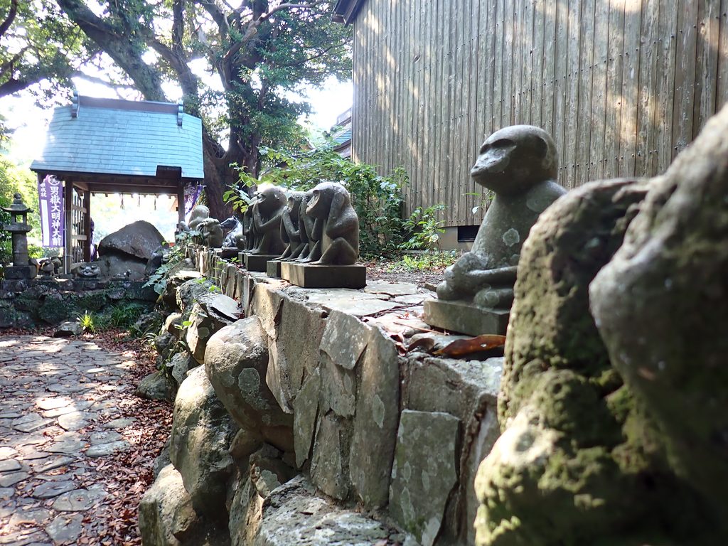 壱岐の男嶽神社境内に並ぶさまざまな表情の猿の石像