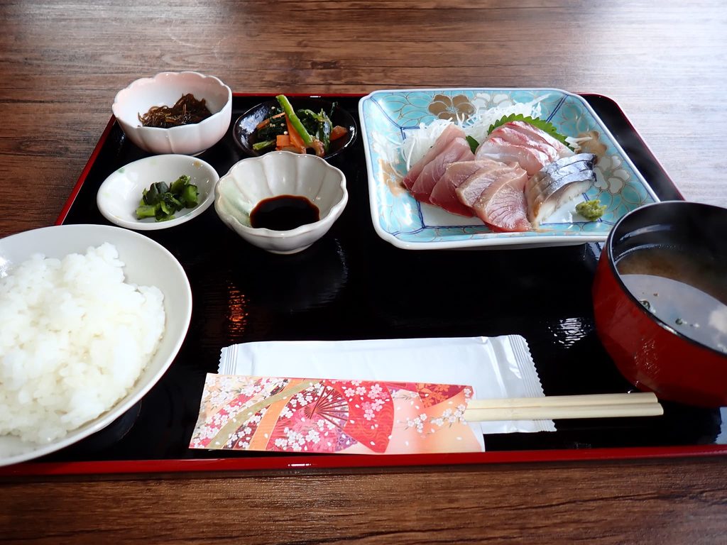壱岐旅行で味わった新鮮な刺身とご飯や小鉢が付いた定食