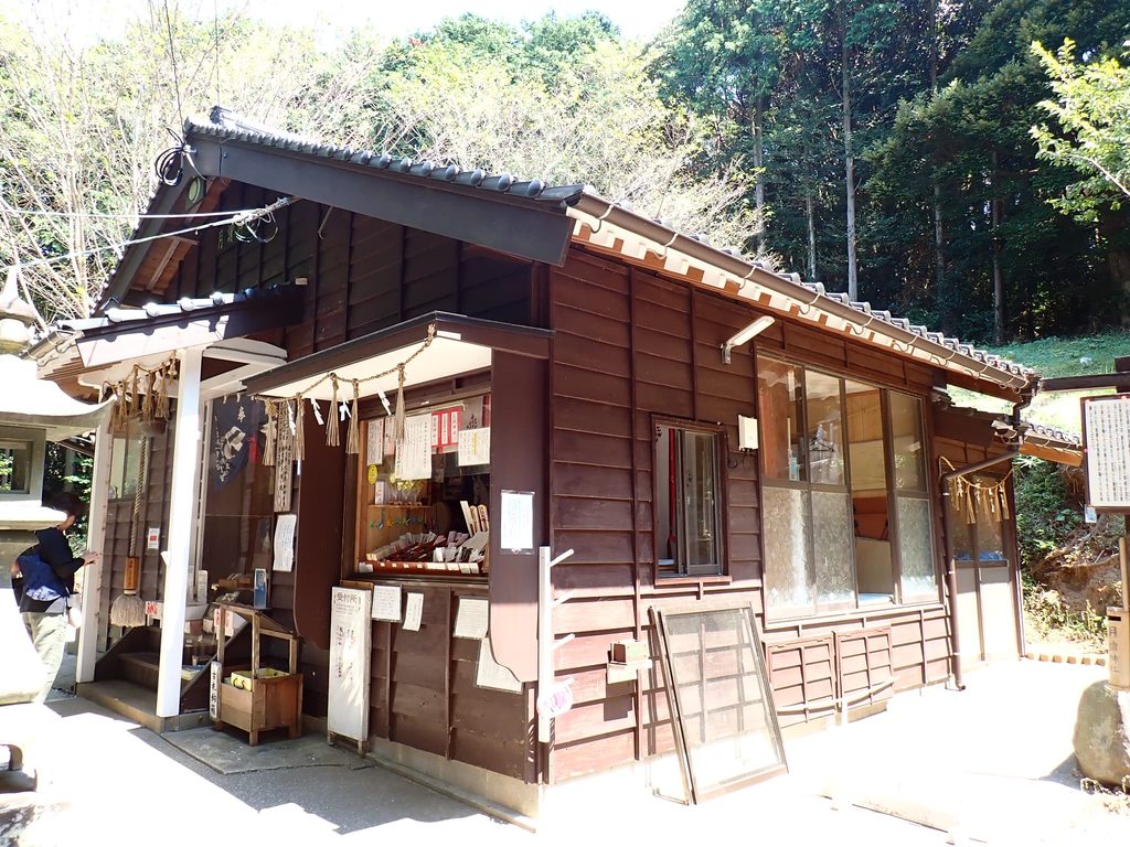 壱岐の緑豊かな森に囲まれた月讀神社の木造建物
